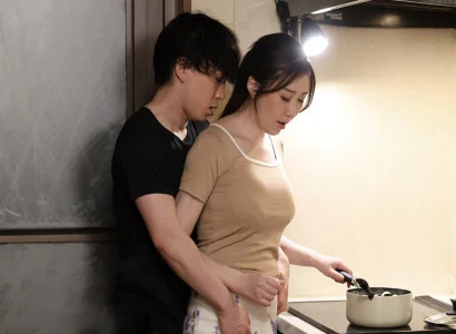 Người phụ nữ trong nhà kích thích con chồng