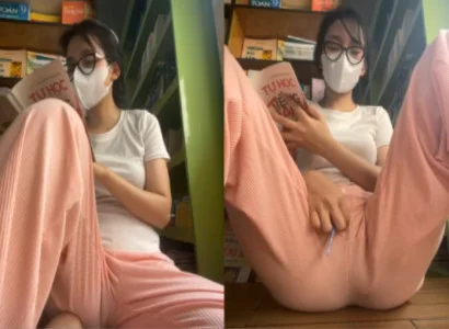 Cô nàng vừa đọc sách vừa nhét sextoy vào lồn mà vẫn tỉnh bơ
